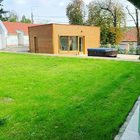 Kira Panzio 住宿加早餐酒店 Lengyeltoti